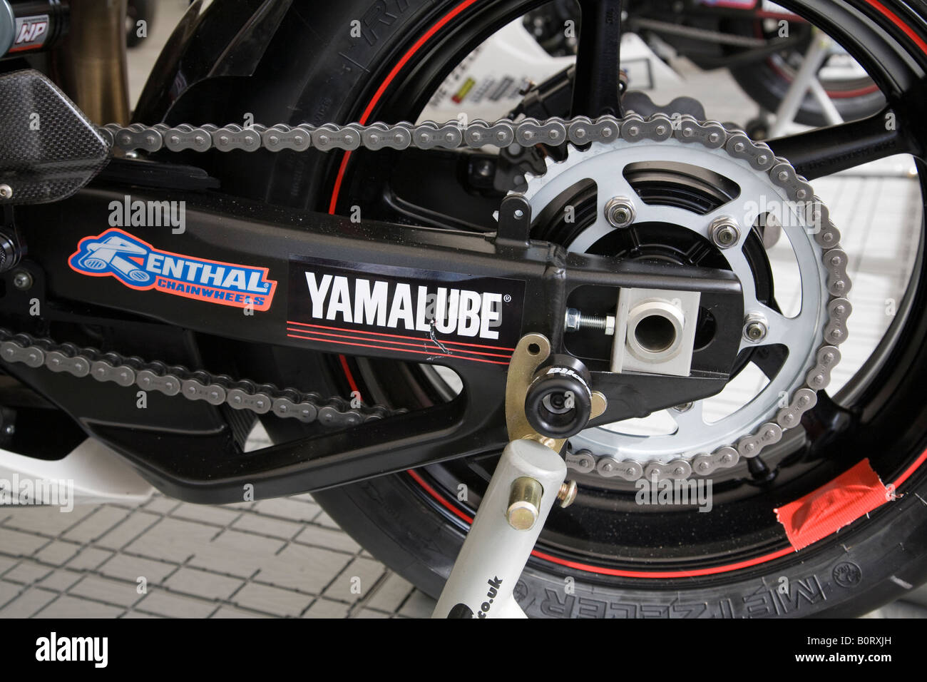 Il gruppo ruote posteriore su una Yamaha R1 motociclo. Brands Hatch, Kent, Inghilterra. Foto Stock