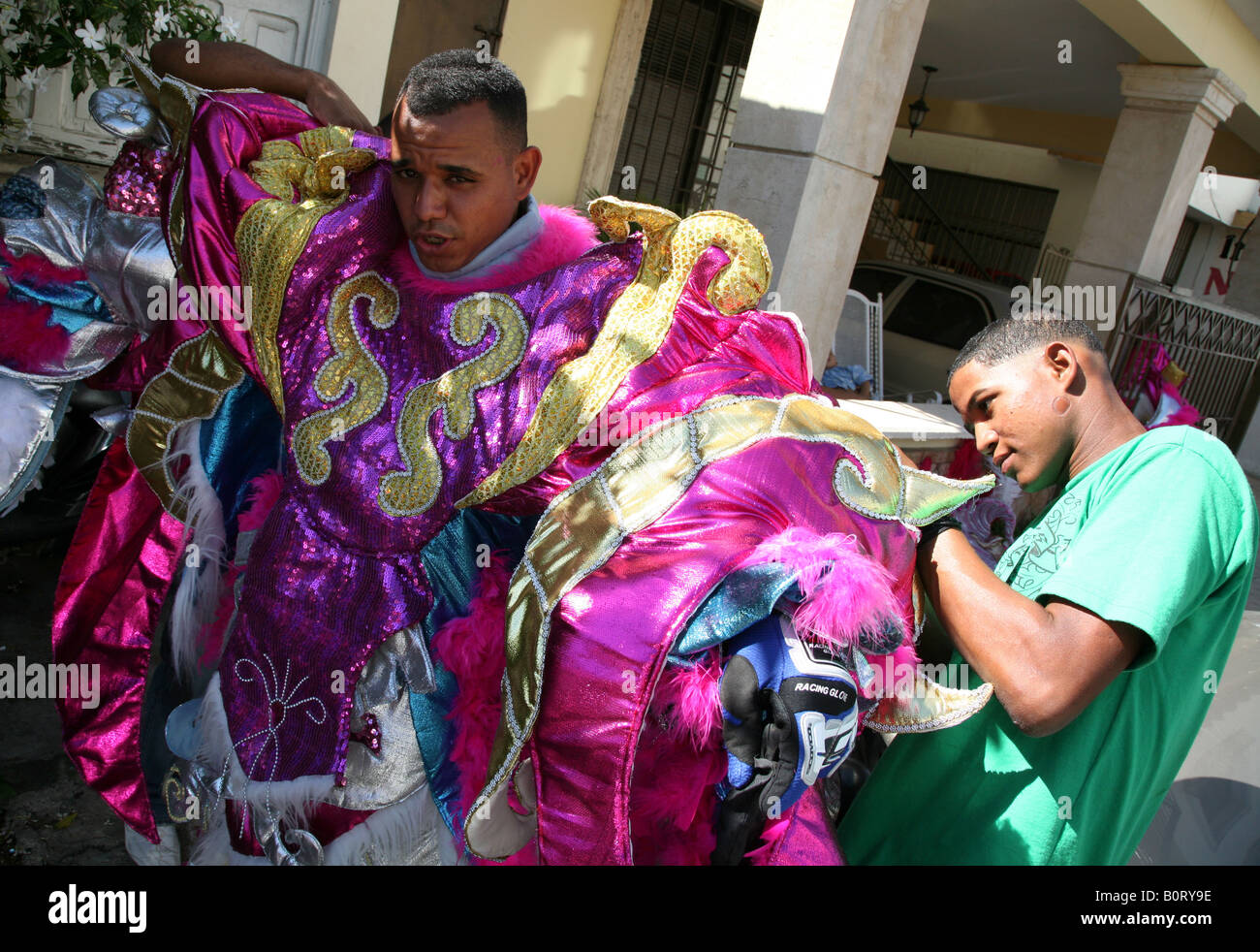 Il carnevale partecipanti masquerading una abiti a fantasia del diavolo Cojuelo durante il carnaval Vegano in La Vega, Repubblica Dominicana Foto Stock