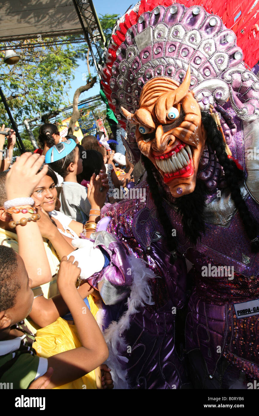 Il carnevale i partecipanti indossano abiti fantasiosi del Diablo Cojuelo eseguire durante il carnaval Vegano in La Vega, Repubblica Dominicana Foto Stock