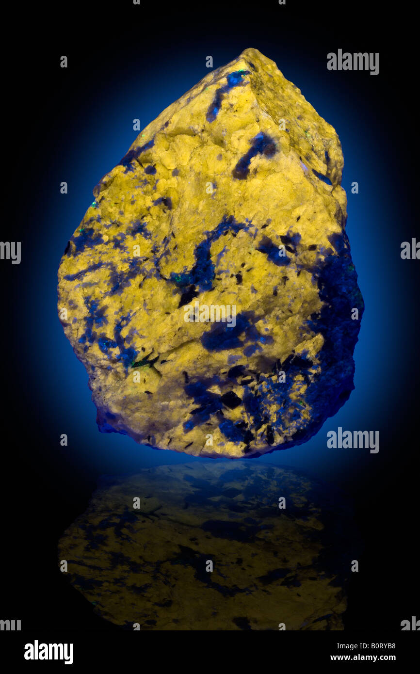 Varietà Scapolite Wernerite fluorescente a luce ultra violetta, Grenville Québec Canada Foto Stock