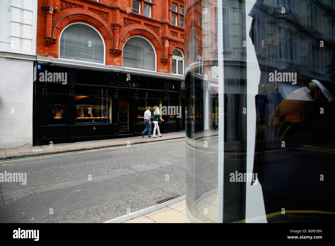 Guardando attraverso da Aspreys de Grisogono su New Bond Street, Mayfair, Londra Foto Stock