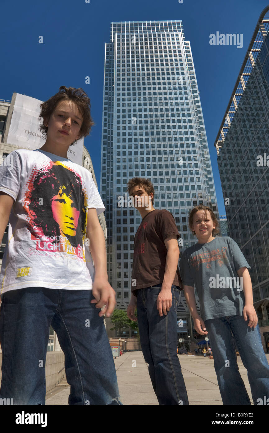 Tre ragazzi in posa a Canary Wharf a Londra Foto Stock