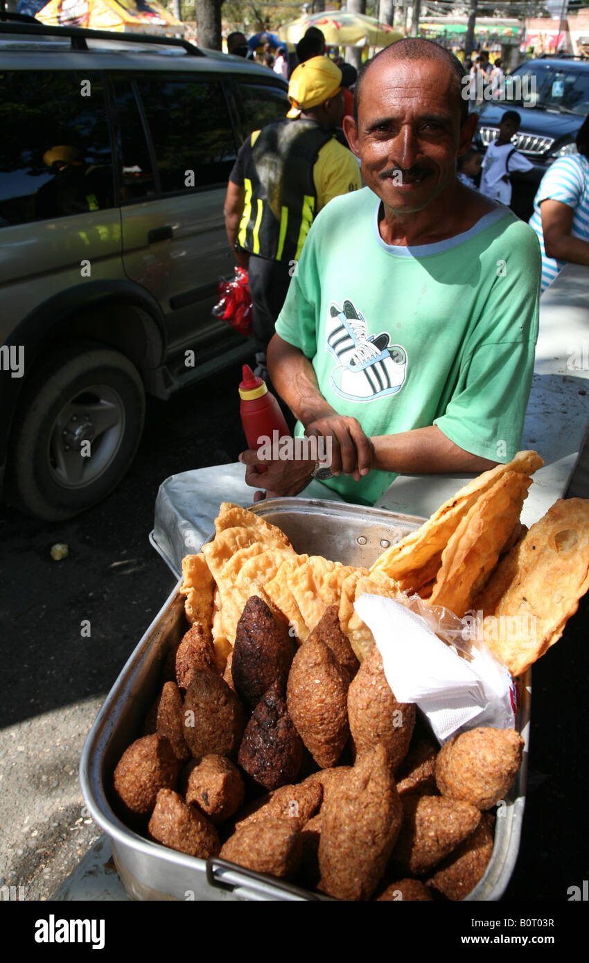 Cibo di strada sul venditore Carnaval Vegano annuale di carnevale in La Vega vicino a Santiago, Repubblica Dominicana Foto Stock