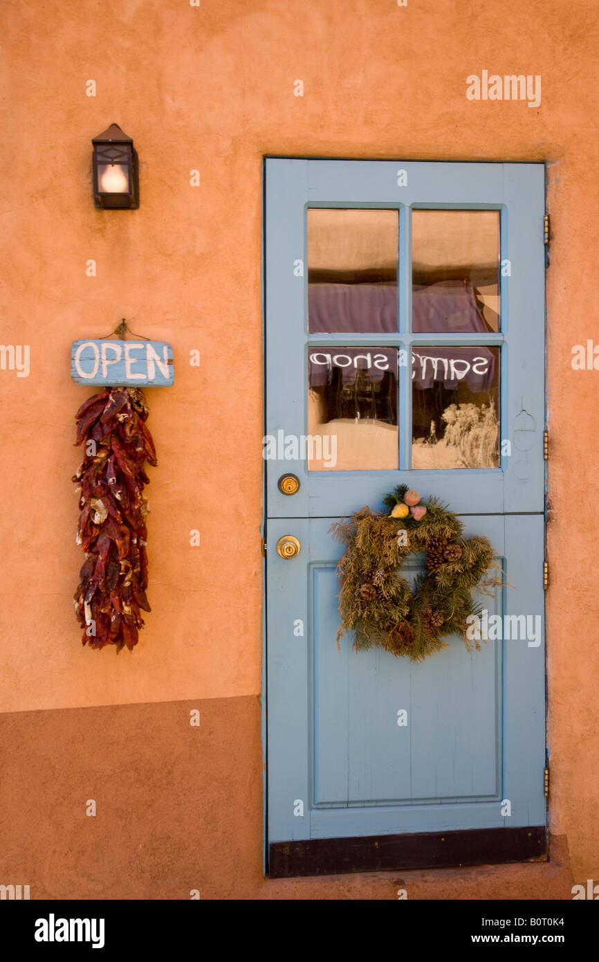Porta con Ristras, secchi peperoncino cialde decorazioni, Santa Fe, New Mexico, NEGLI STATI UNITI Foto Stock