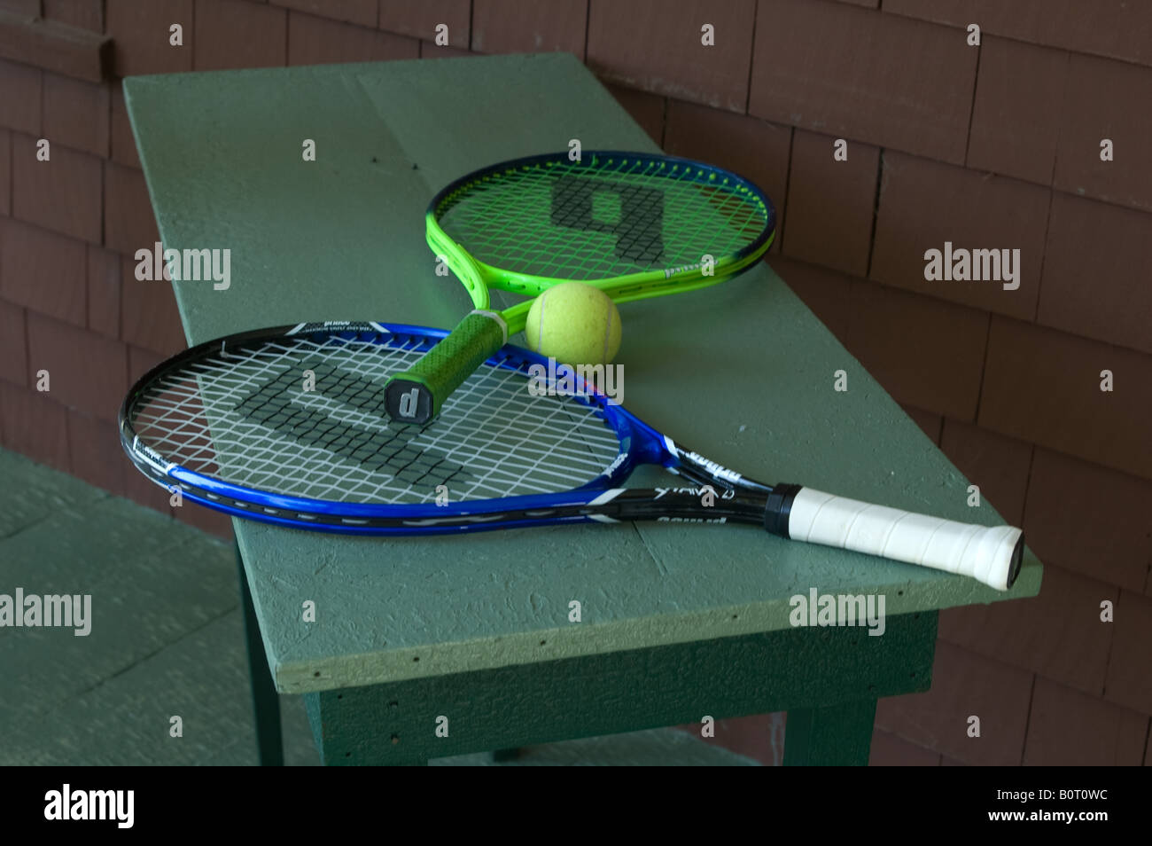 Due coloratissimi racchette da tennis sul banco la sfera gialla cabina di vacanza Foto Stock
