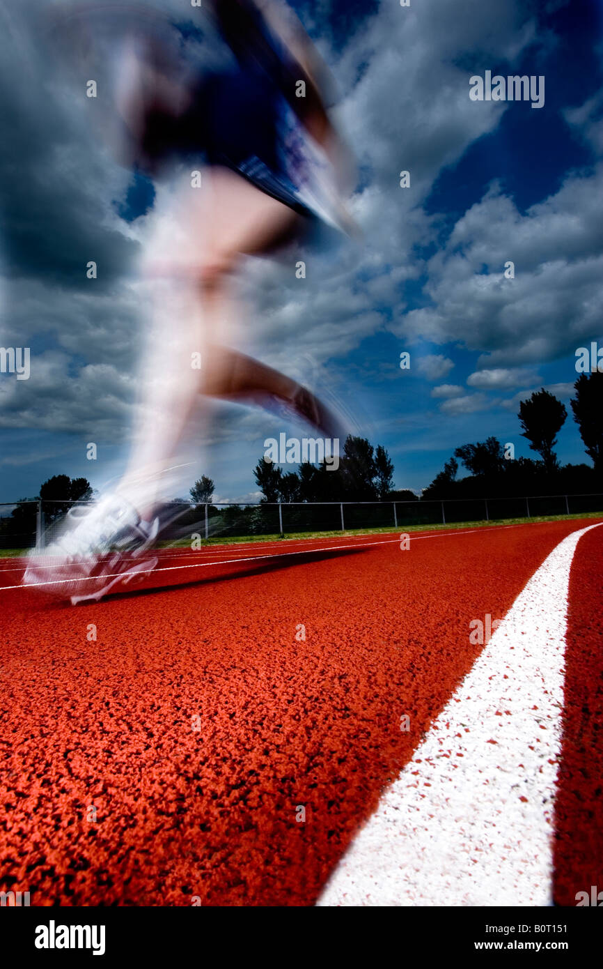 Immagine drammatica di una guida veloce in pista Foto Stock