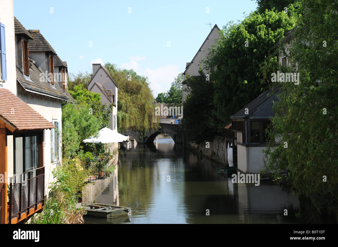 Il fiume Eure che scorre attraverso la città di Chartres, Eure-et-Loire, Francia. Foto Stock