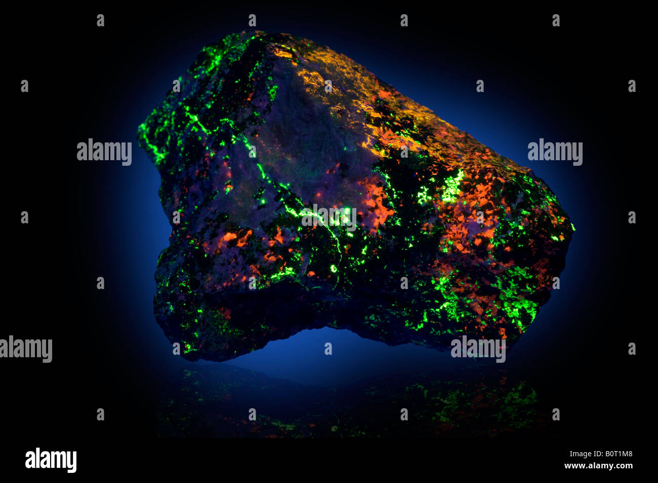 La Clinohedrite Hardystonite Willemite Calcite in fluorescenza luce ultra violetta albero Parker Franklin New Jersey Foto Stock