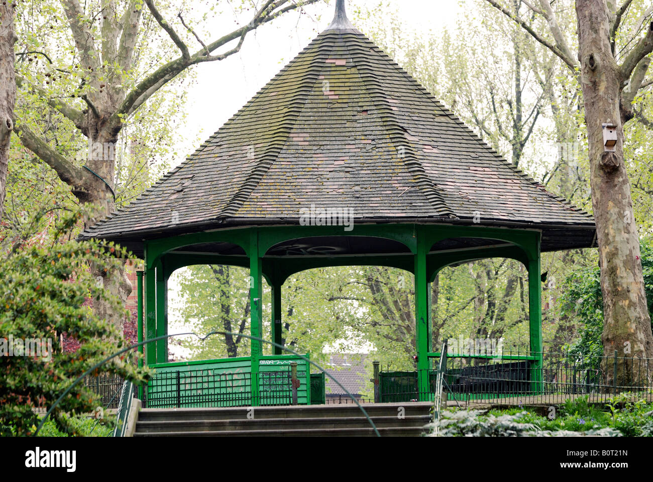 OLD VICTORIAN BANDSTAND cerchiato da edifici nella zona est di Londra Foto Stock