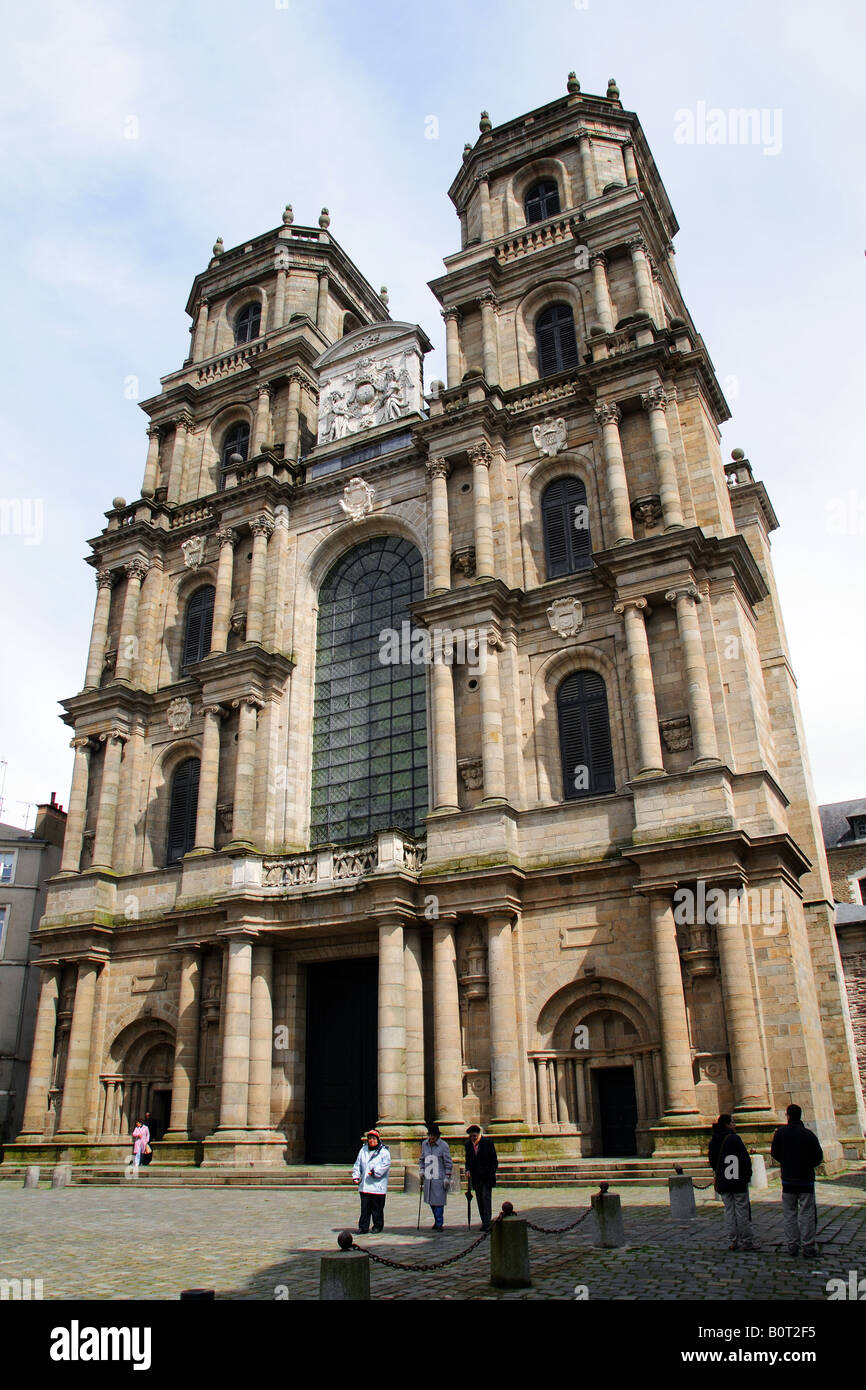 La Cathedrale St-Pierre sulla Rue de la Monnaie di Rennes Bretagna Francia Foto Stock