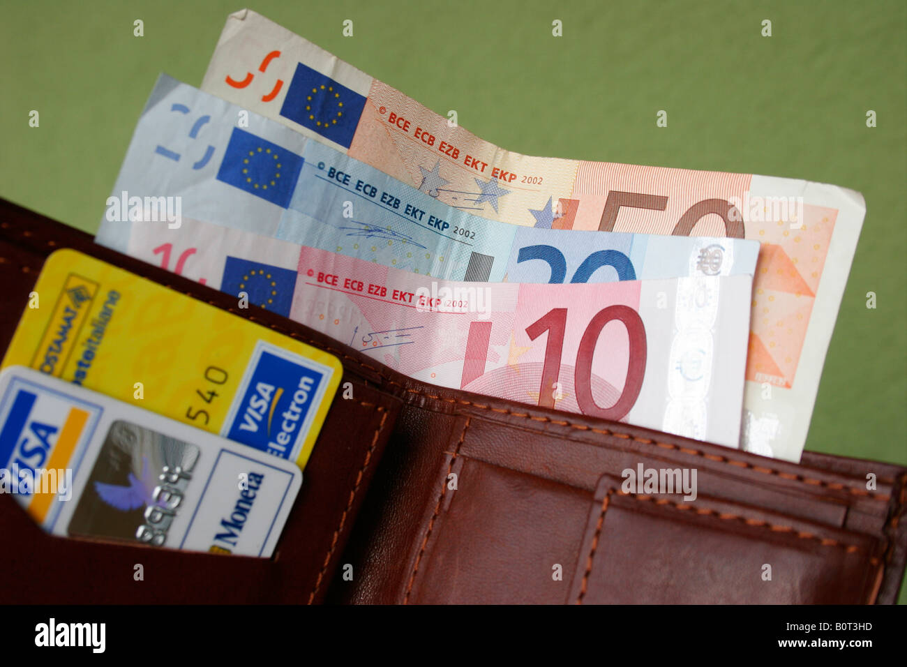 Banconote in euro e carte di credito in portafoglio Foto Stock