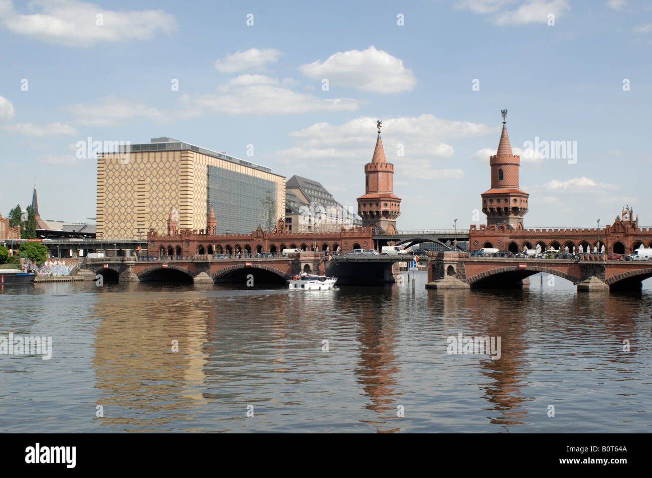 Ponte Oberbaum e sede universale a Berlino Foto Stock
