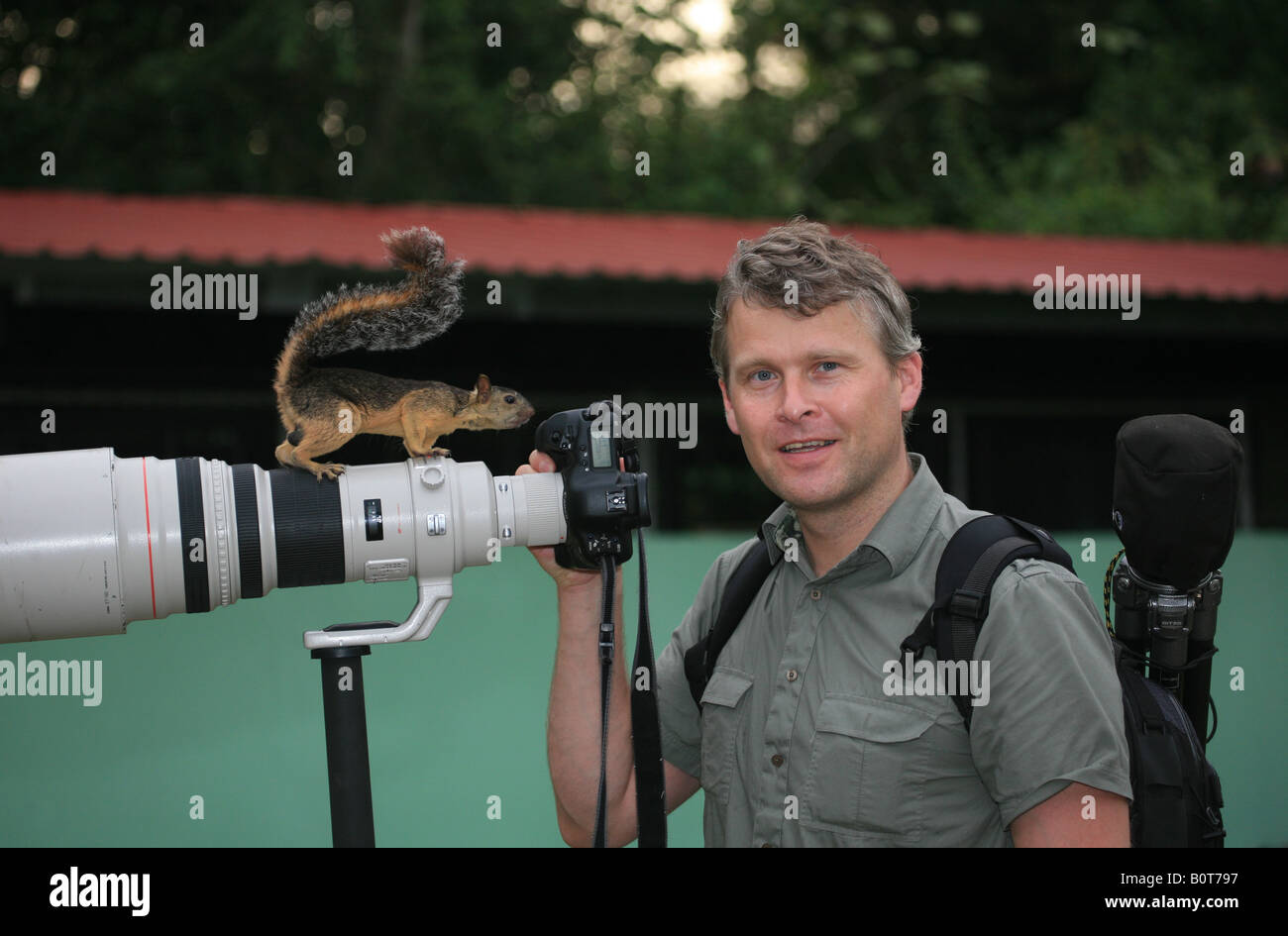Fotografo di natura Øyvind Martinsen con una massa di scoiattolo sulla sua fotocamera nel parco metropolitano, Repubblica di Panama. Foto Stock