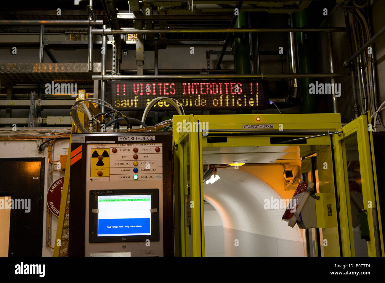 Ingresso al Large Hadron visualizzazione tunnel CERN. Foto Stock