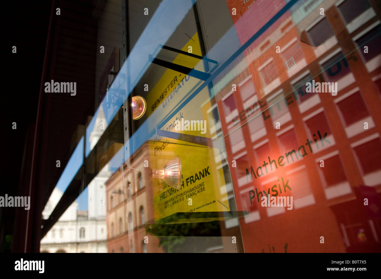 La riflessione di edifici in un libro vetrina di un negozio nella città di Monaco di Baviera La capitale della Baviera Germania Foto Stock