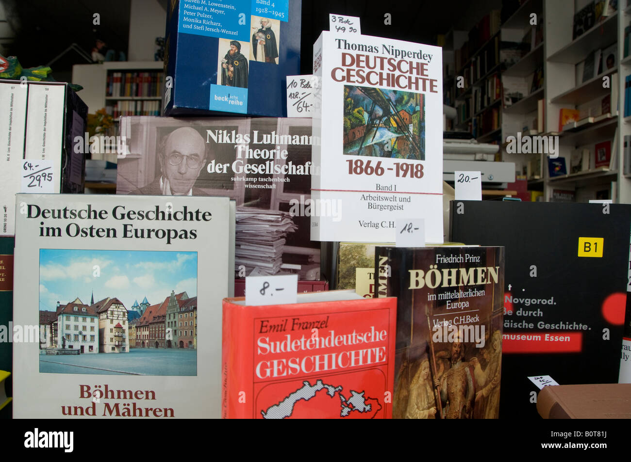 Libri in tedesco visualizzato in una finestra del bookshop nella città di Monaco di Baviera La capitale della Baviera Germania Foto Stock