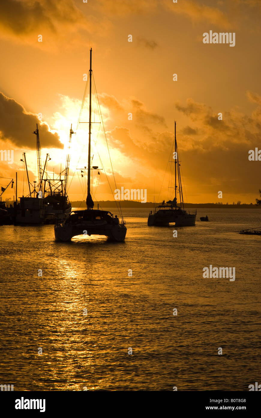 Barche a vela in spagnolo i pozzetti del porto al Sunrise, Spagnolo di pozzi, St George's Cay, Eleuthera Bahamas Foto Stock