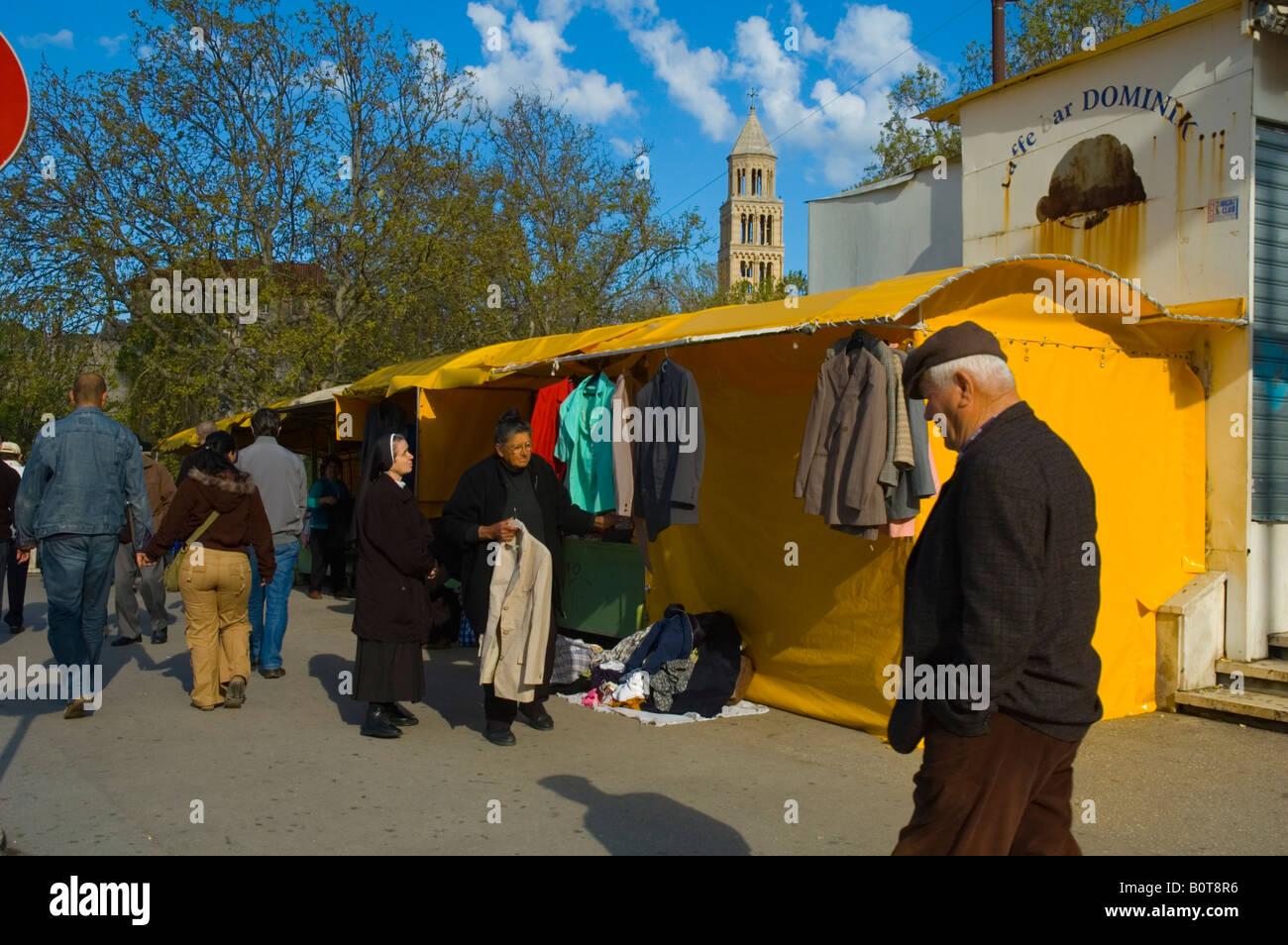 Bancarelle di vendita di seconda mano abbigliamento nel centro di Spalato Croazia Europa Foto Stock