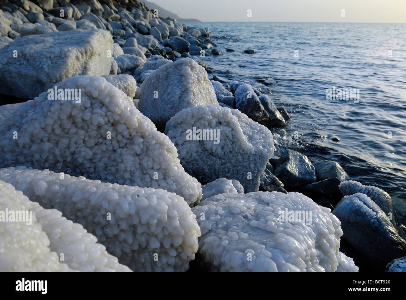 Rocce con sale a costa del Mar Morto, Giordania, Arabia, luogo più basso sulla terra Foto Stock