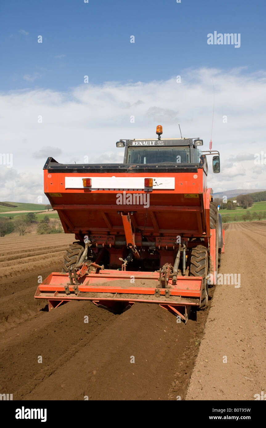 Piantare il seme di patate con una parte anteriore montato diretto concime trapanato applicatore attaccato a un trattore Cumbria Foto Stock