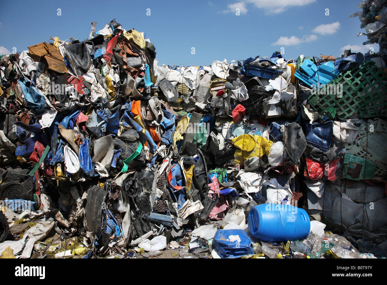 DEU Germania Essen il riciclaggio di materie plastiche di qualsiasi tipo la pressatura di prodotti in plastica come bottiglie in PET Foto Stock