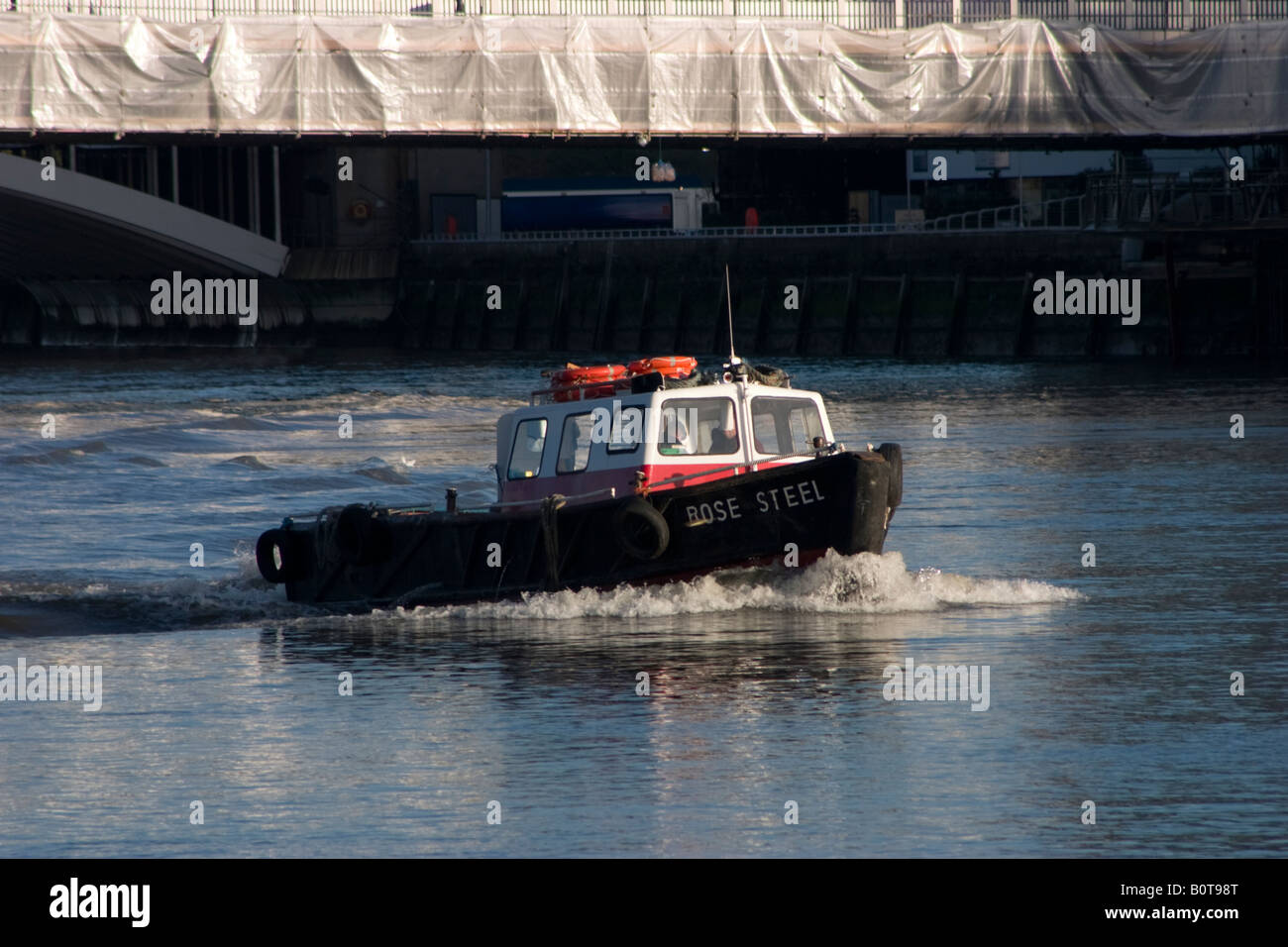 Piccola imbarcazione viaggia su Thames di Fiume nel centro di Londra Foto Stock