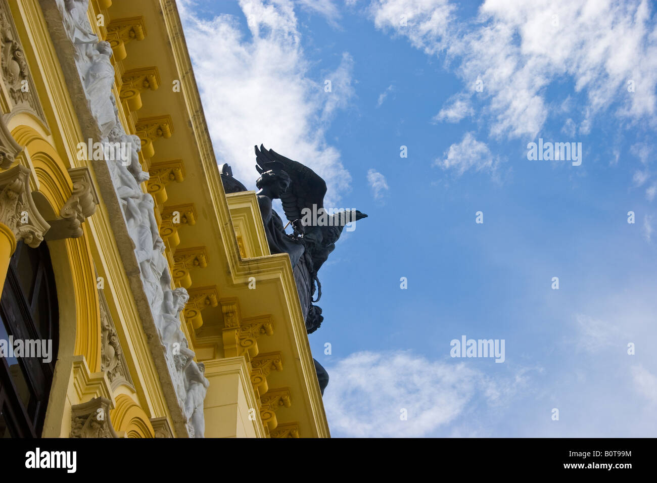 Statue sul tetto del Instituto Nacional Repubblica di Panama Foto Stock