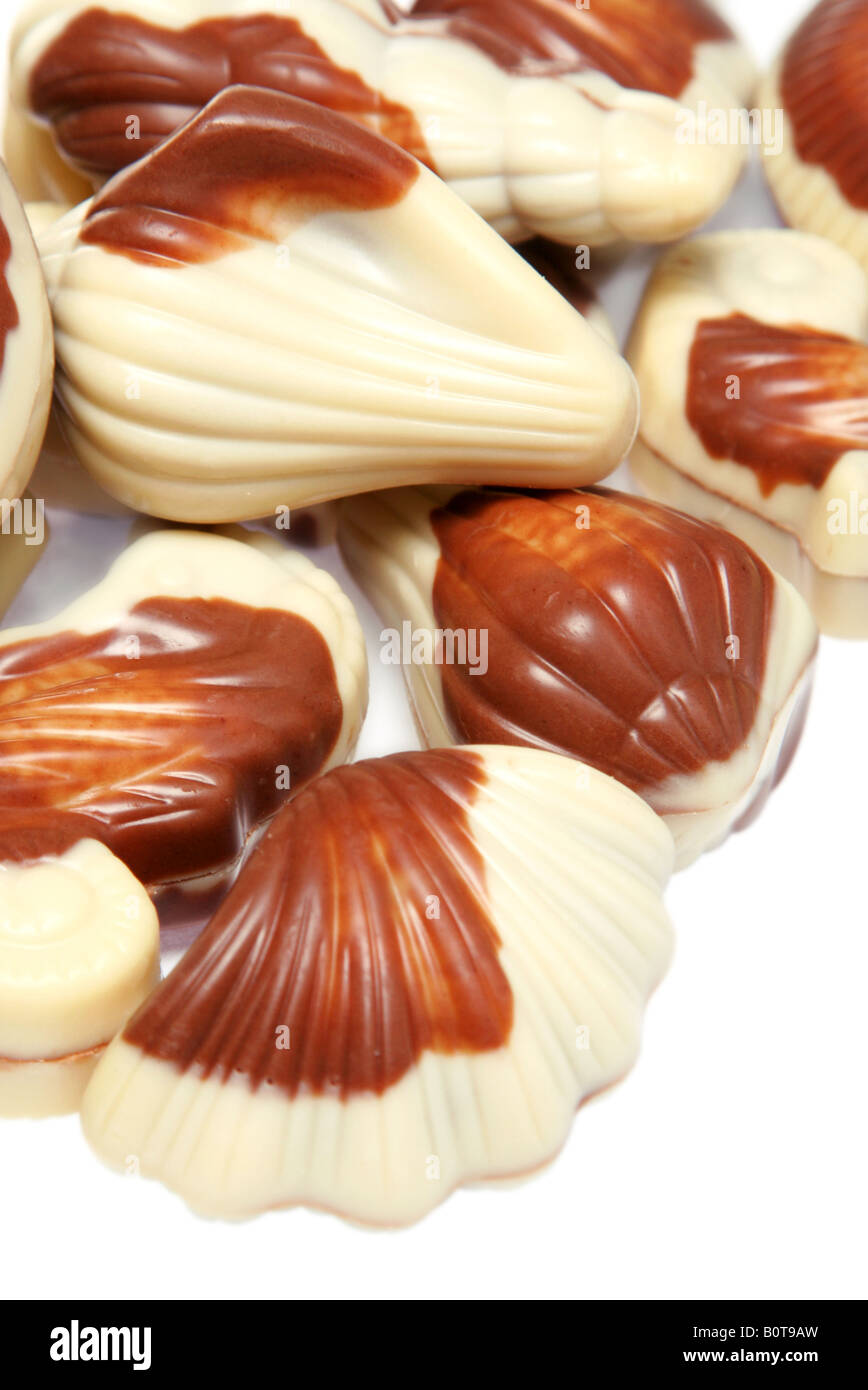 Gruppo marrone cioccolato e caramelle bianco su bianco Foto Stock