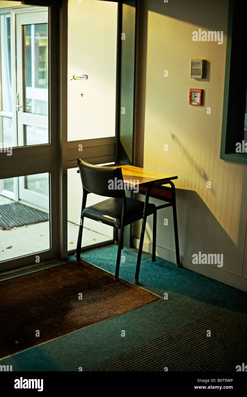 Sedia e scrivania per studenti fuori aula scuola secondaria Nuova Zelanda Foto Stock