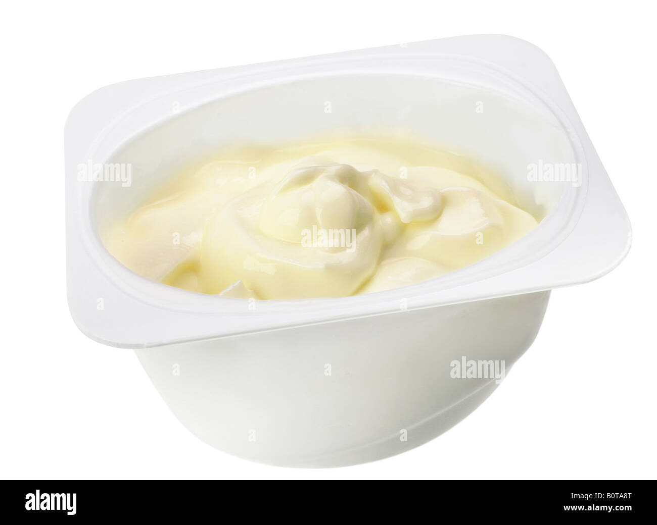 Il yogurt in scatola di plastica su sfondo bianco Foto Stock