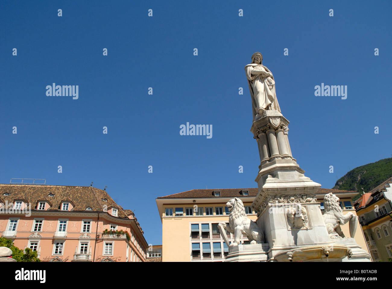 Poeta la statua nella elegante città di Bolzano nel Tirolo Italiano in Italia settentrionale Foto Stock