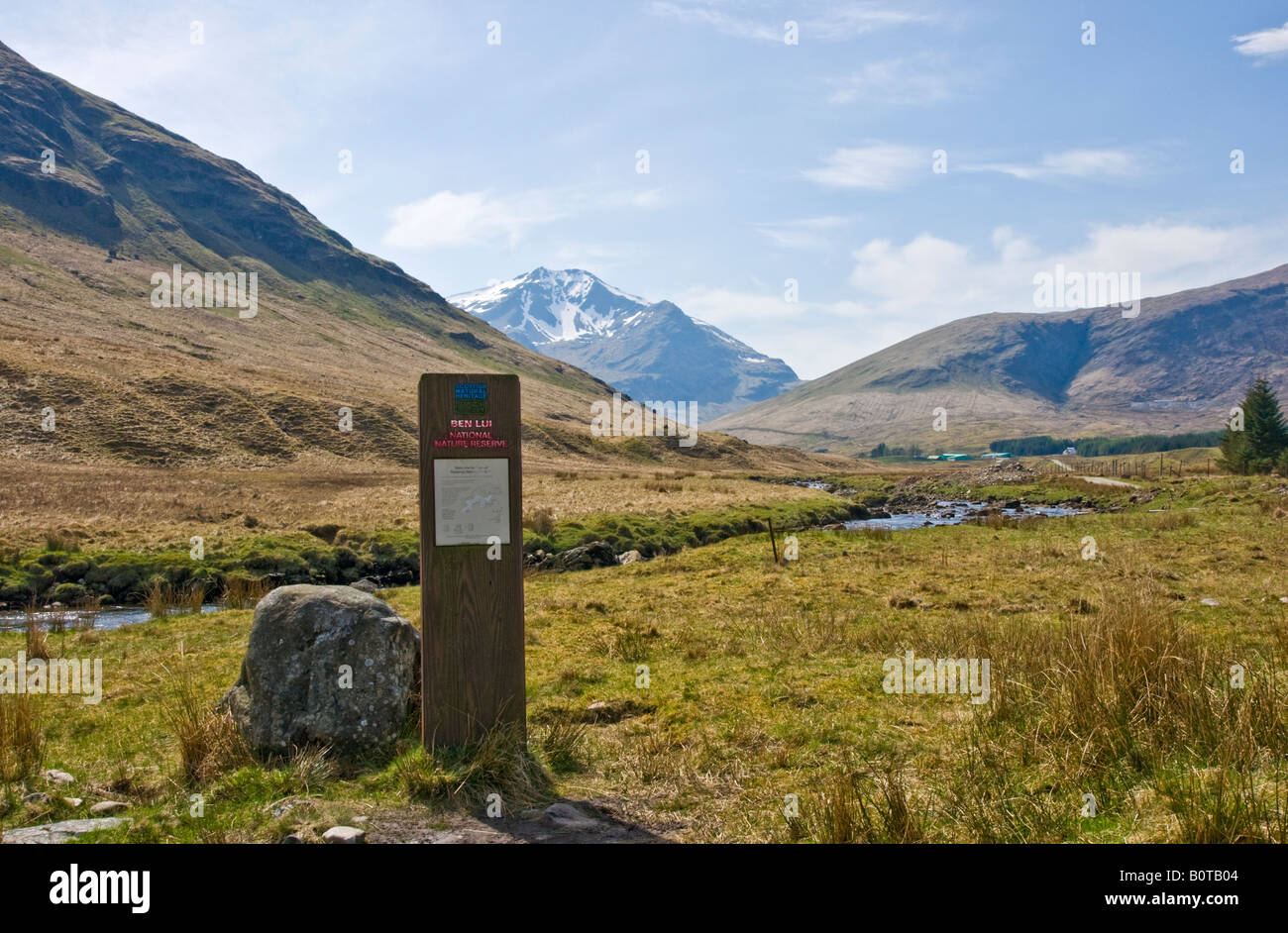 La magnifica montagna scozzese Ben Lui (1130 metri) con il Ben Lui Riserva Naturale Nazionale sign in primo piano. Foto Stock