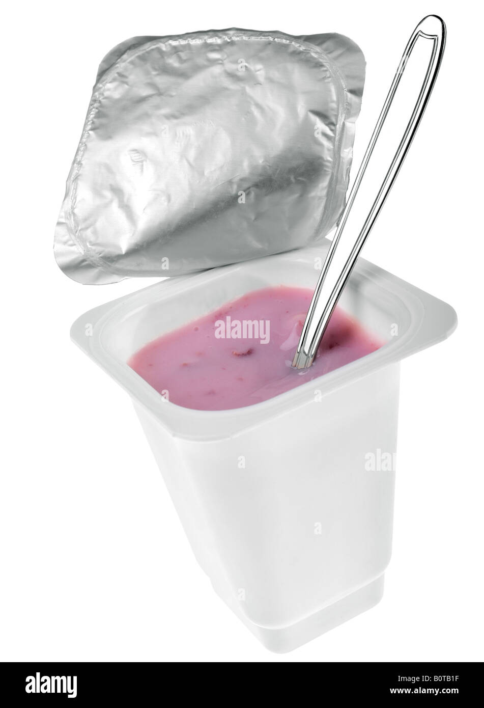 Il yogurt in scatola di plastica su sfondo bianco Foto Stock