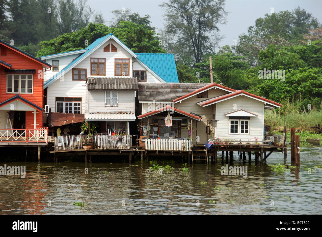Case lungo il fiume Mae Nam Chao Phraya Ayuthaya provincia della Thailandia Foto Stock