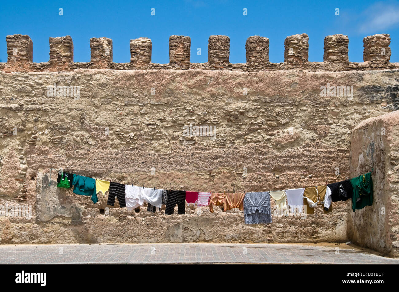 15 08 08 essaouira Marocco il lavaggio appesi per le vecchie mura della medina Foto Simon Grosset Foto Stock