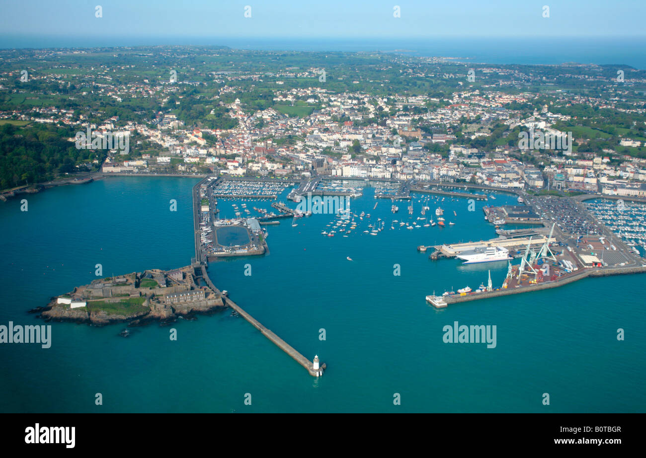 Foto aerea di San Pietro porta con Castle Cornet, Isola di Guernsey Foto Stock