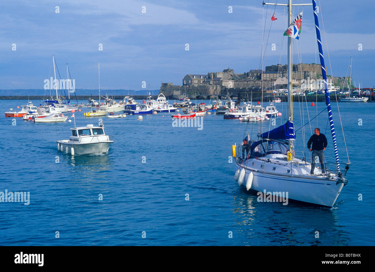 Barche a vela e Castle Cornet, St. Peter Port Guernsey Island Foto Stock