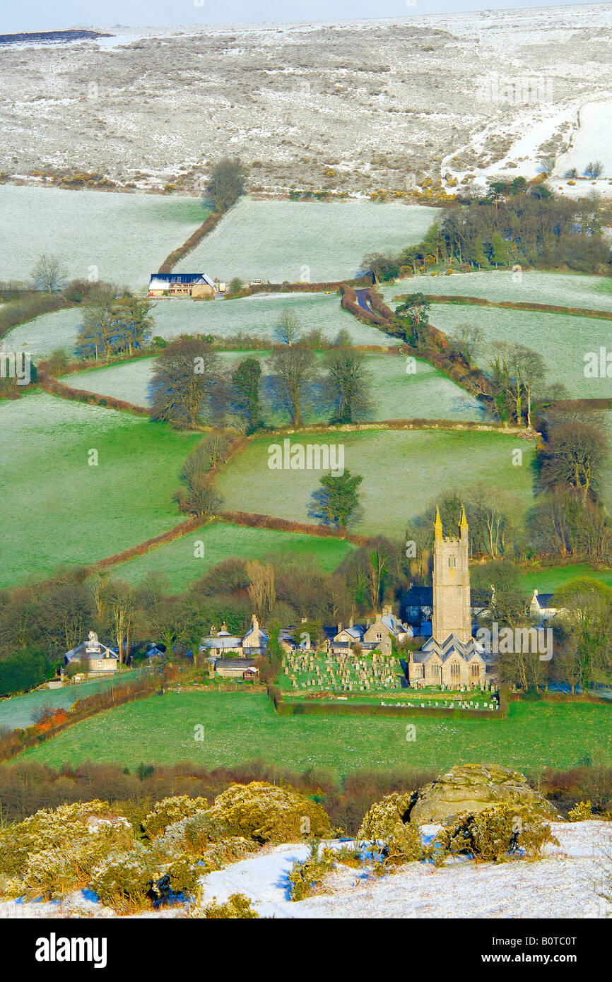 La chiesa di St Pancras a Widecombe nel moro sulla Dartmoor per prima cosa al mattino dopo una leggera nevicata durante la notte Foto Stock