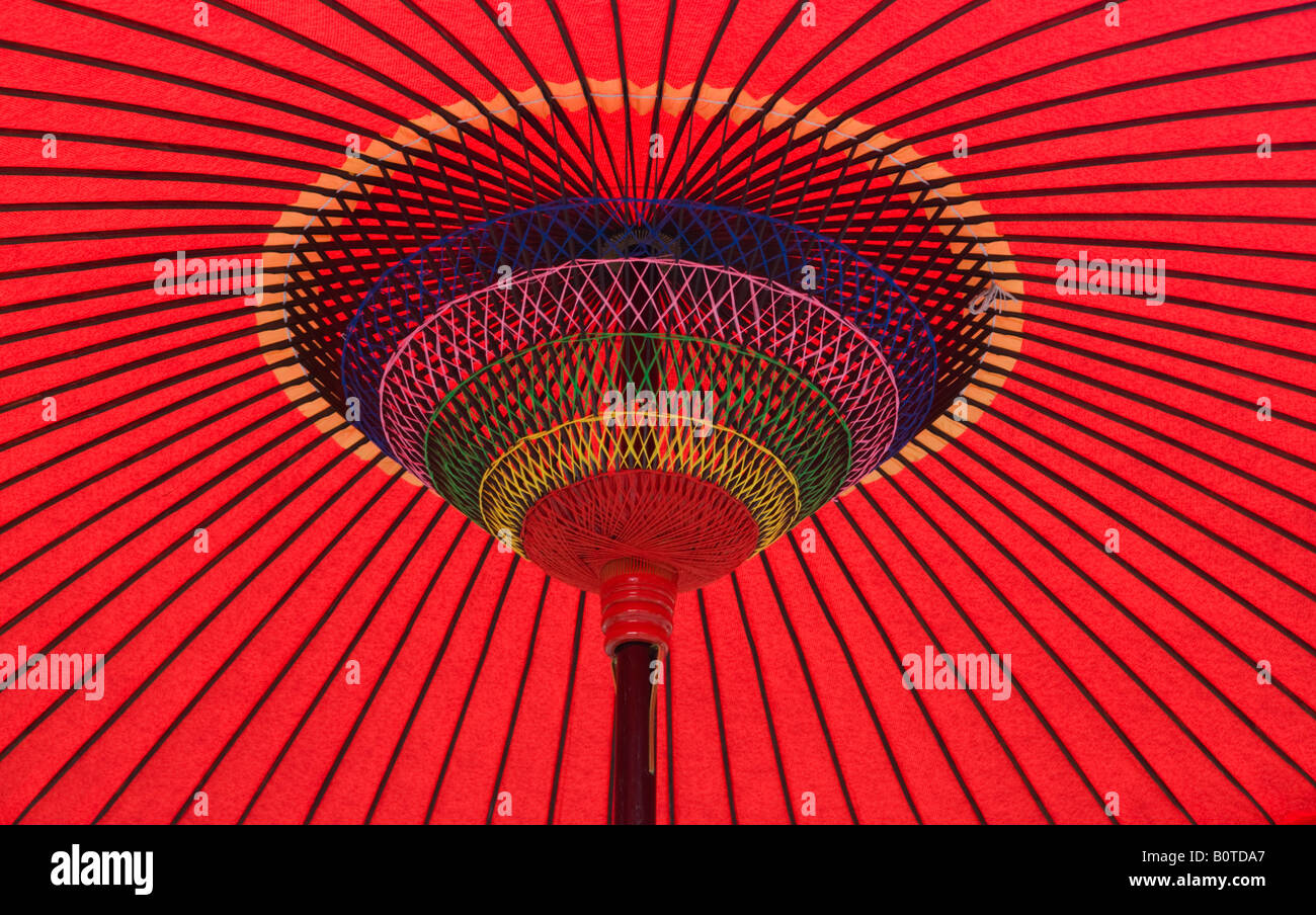 Giapponese carta rossa parasol ombrello. Foto Stock Giapponese carta rossa parasol ombrello. Foto Stock