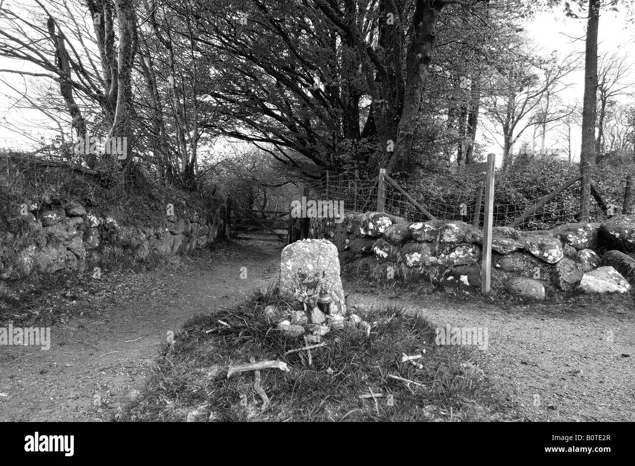 Immagine mono di Jay s grave su Dartmoor il ben noto tomba di una donna locale chiamato Kitty Jay che ha commesso il suicidio Foto Stock