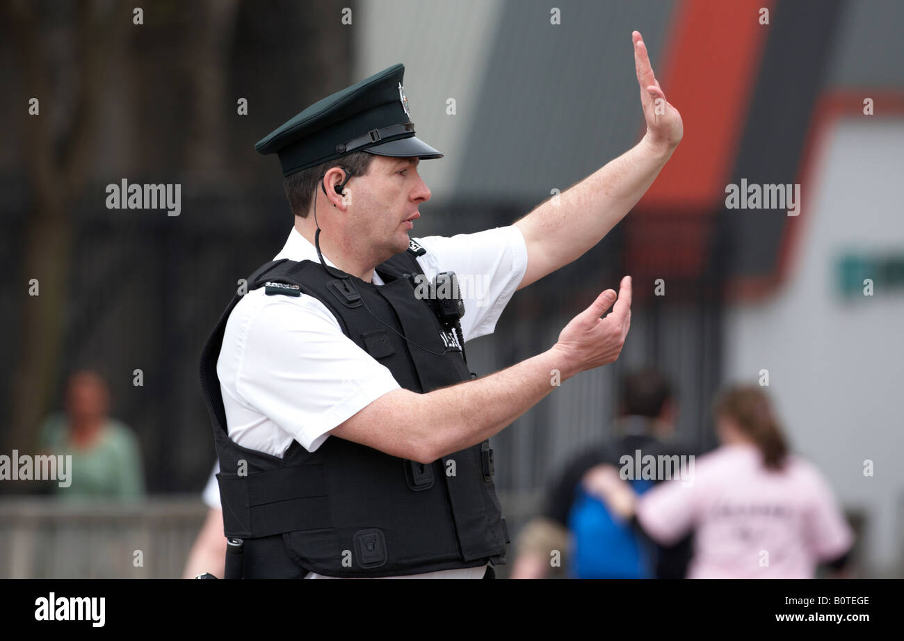 PSNI servizio di polizia dell'Irlanda del Nord officer facendo segnali a mano dirigere traffico Foto Stock