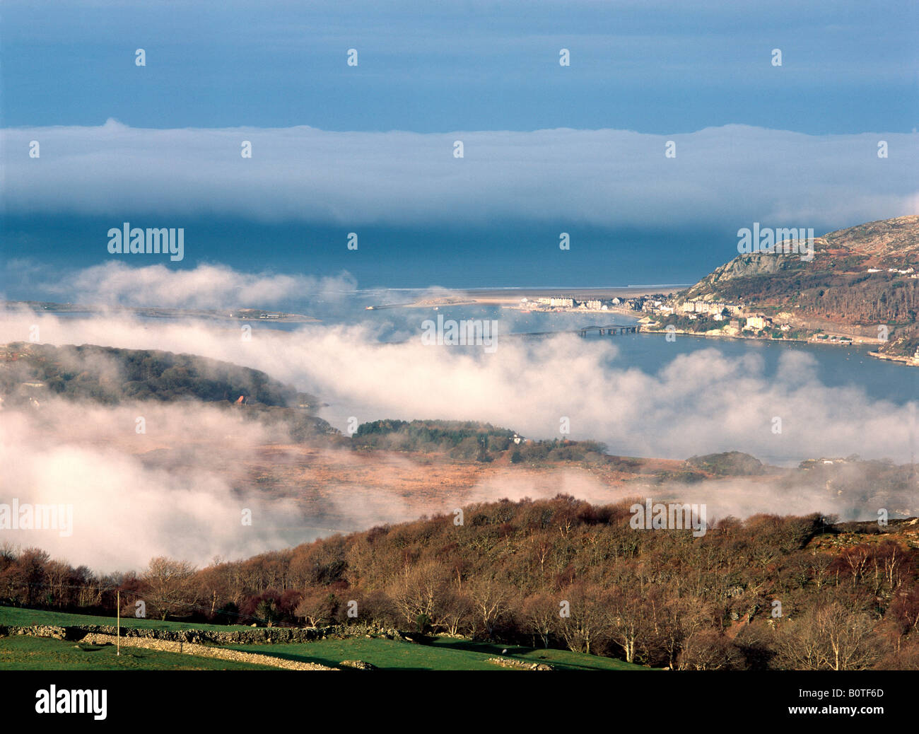 Vista Barmouth attraverso aber Mawddach. Parco Nazionale di Snowdonia. Il Galles. Foto Stock