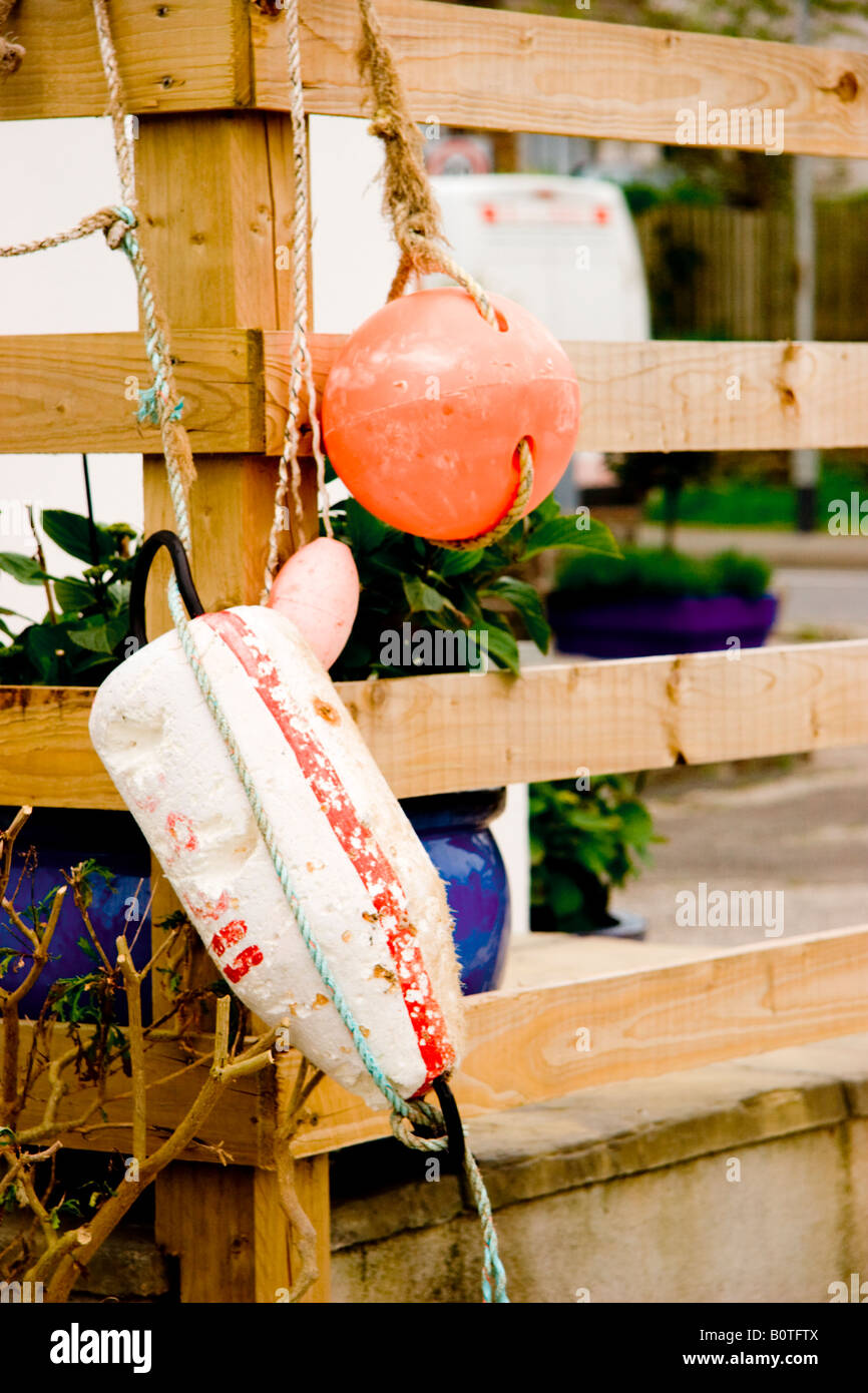 Parafanghi in barca appesa da ringhiere Foto Stock