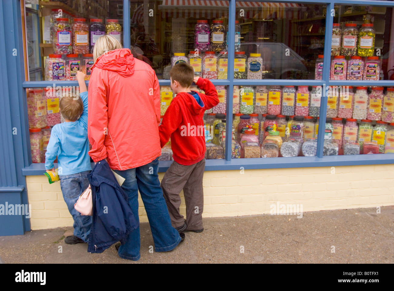 Visualizzazione della famiglia dolci in inglese tradizionale negozio di dolci nel Regno Unito Foto Stock