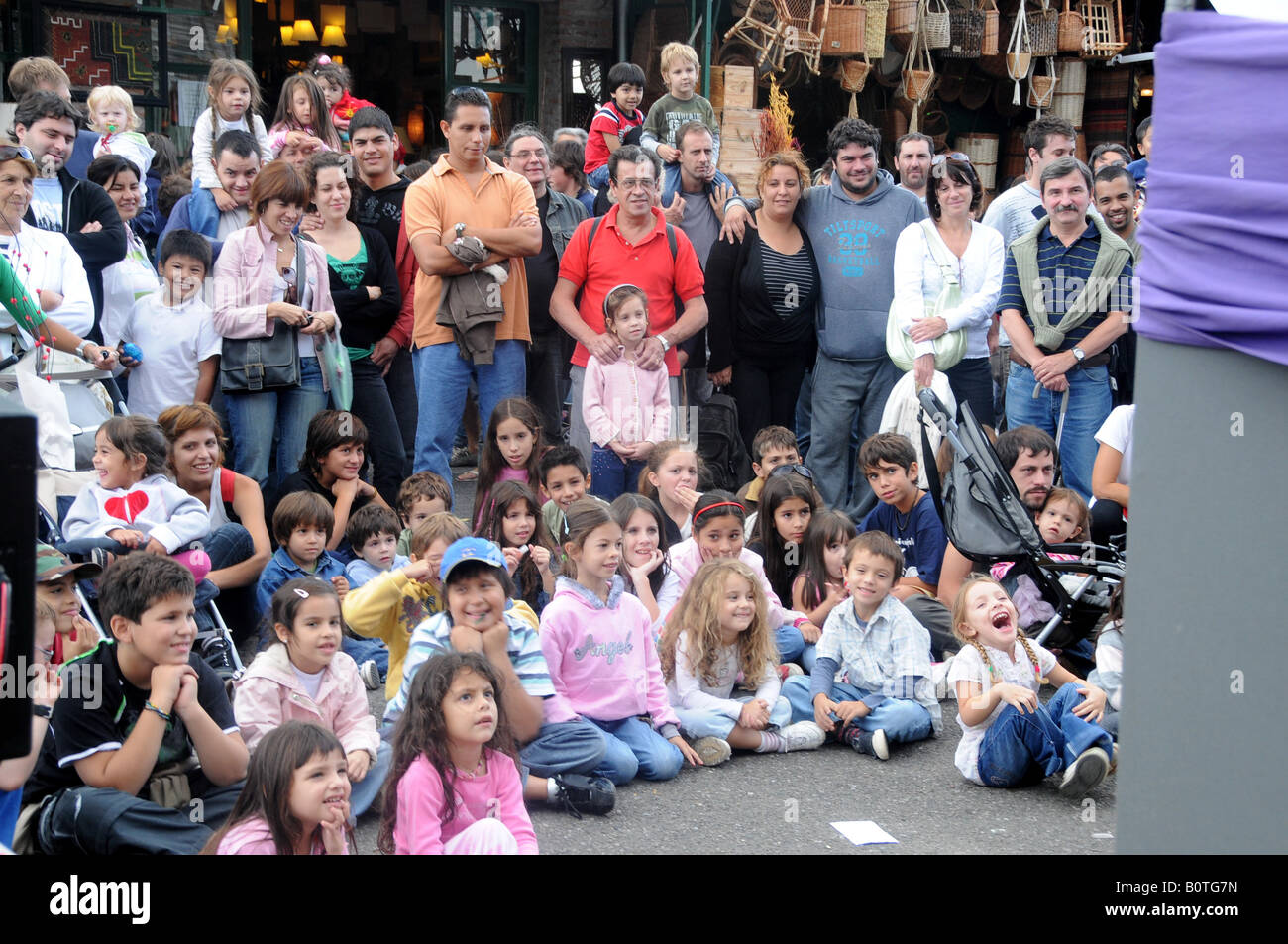 Burattinaio eseguendo in Puerto de Frutos mercato, Tigre delta, Argentina Foto Stock