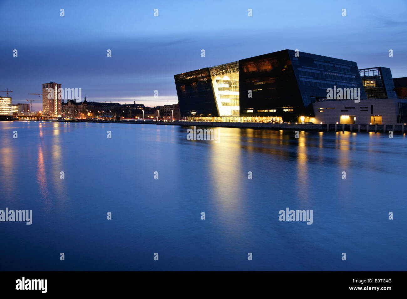 Vista notturna della moderna estensione alla Kongelige Bibliotek o Royal Library, o diamante nero, Copenhagen, Danimarca. Foto Stock