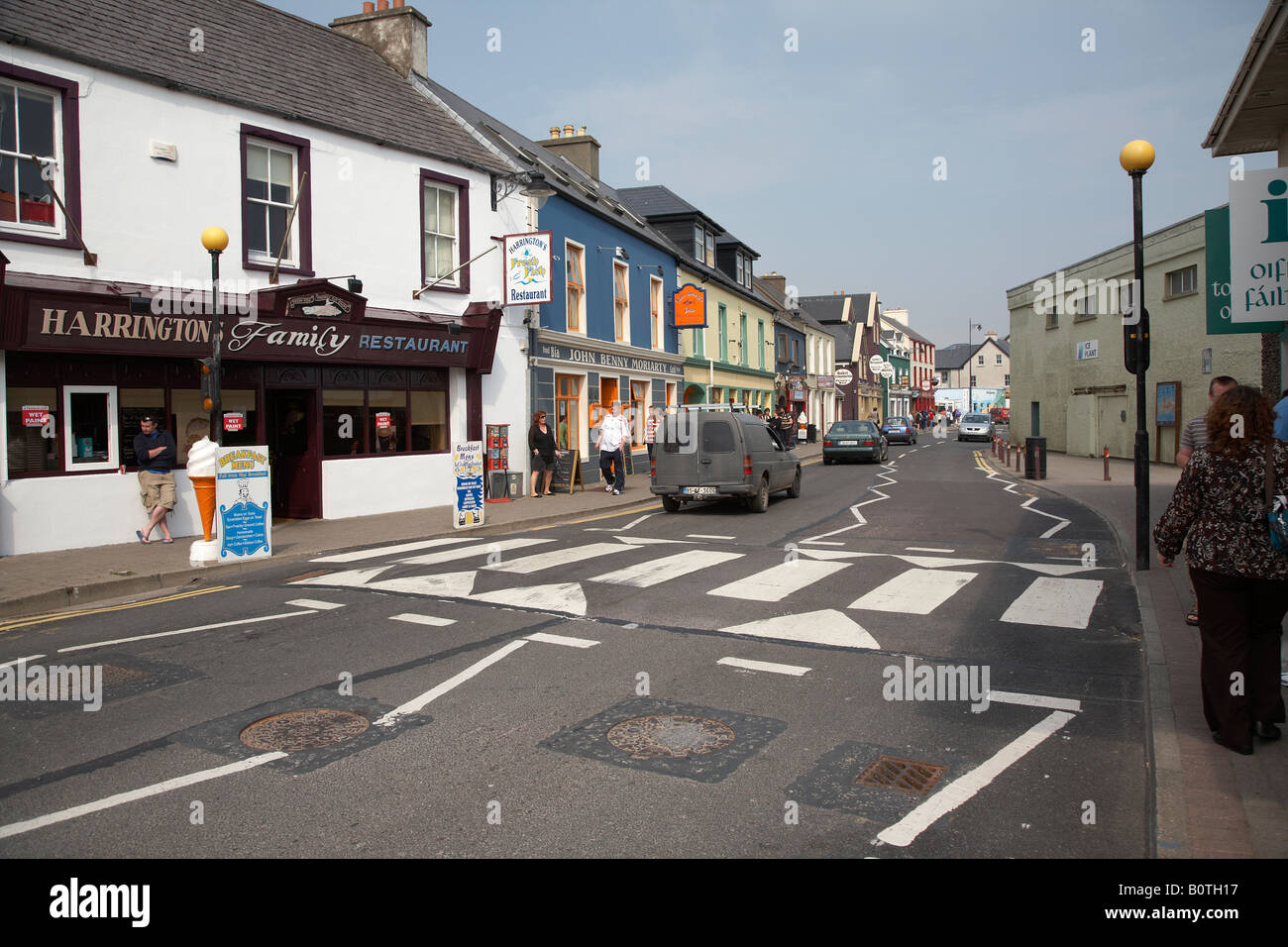 Colorati negozi e pub strand street in un Daingean dingle town europe più occidentale città sulla penisola di Dingle contea kerr Foto Stock