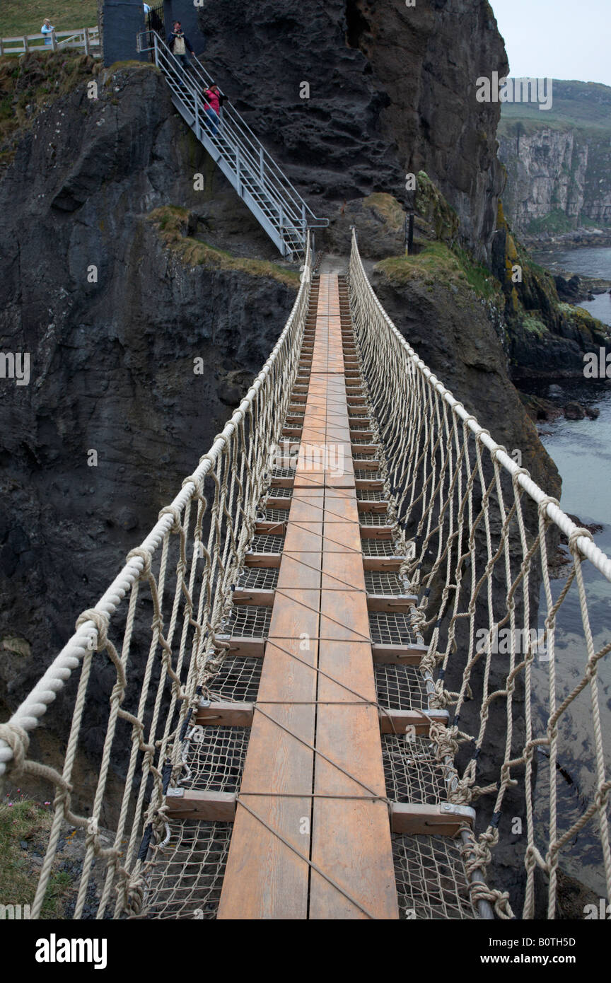 Attraversando a piedi il carrick a rede ponte di corde sulla contea di Antrim coast Irlanda del Nord Foto Stock