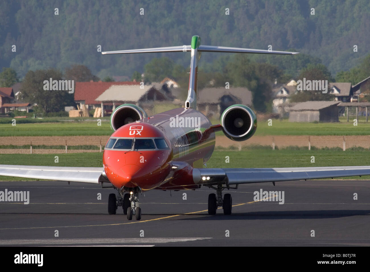 MyAir CRJ900, un aereo regionale per il decollo dall'aeroporto di Lubiana. Vista frontale in primo piano. Foto Stock