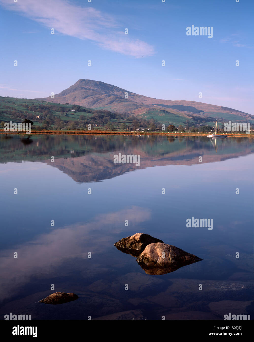 Aran Fawddwy riflessa in Bala Lake a sunrise. Parco Nazionale di Snowdonia. Il Galles. Foto Stock